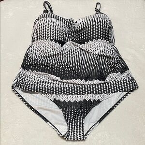 Betty’s Beach Bungalow Black and White Patterned One Piece Swimsuit Sz 20